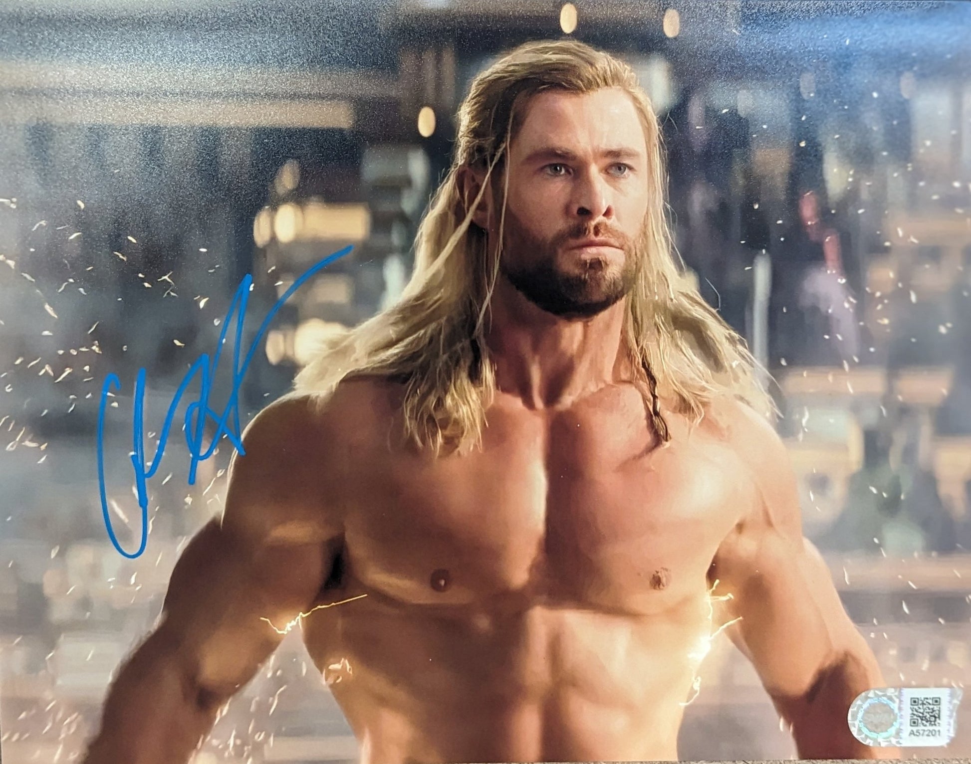 Chris Hemsworth (Thor) Signed 8x10 - Covert Comics and Collectibles